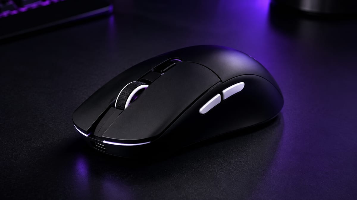 Ratón gaming inalámbrico negro con iluminación RGB sobre un escritorio